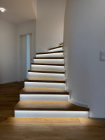 BUKOMA vinylové schody Wineo - zapnuté LED osvětlení